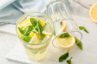 Masada bir bardak taze limonata.
