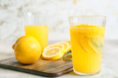 Masada taze limonata ile kompozisyon