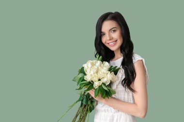 Renkli arka planda gül buketi olan güzel bir kadın.