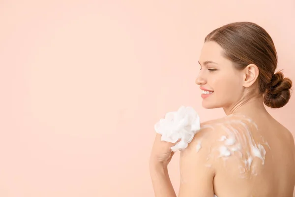 Hermosa Mujer Joven Tomando Ducha Sobre Fondo Color — Foto de Stock