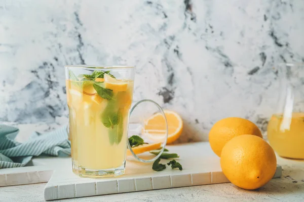 Composition Avec Limonade Fraîche Sur Table — Photo