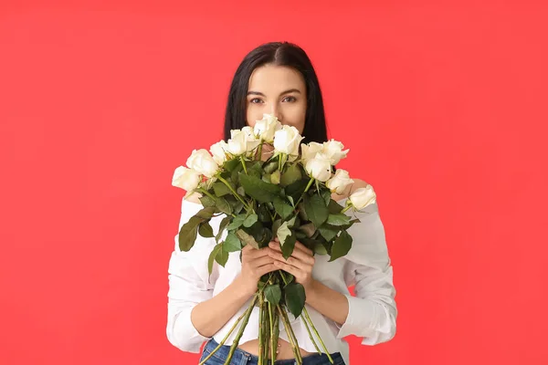 Schöne Junge Frau Mit Einem Strauß Rosen Auf Farbigem Hintergrund — Stockfoto