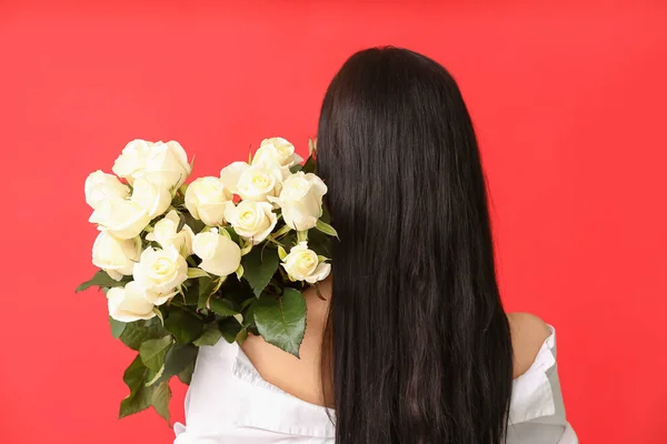 Hermosa Mujer Joven Con Ramo Rosas Sobre Fondo Color —  Fotos de Stock