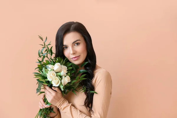 Mulher Bonita Com Buquê Rosas Fundo Cor — Fotografia de Stock