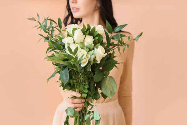 Belle Jeune Femme Avec Bouquet Roses Sur Fond Couleur — Photo