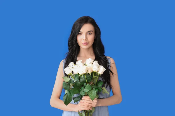 Schöne Junge Frau Mit Einem Strauß Rosen Auf Farbigem Hintergrund — Stockfoto