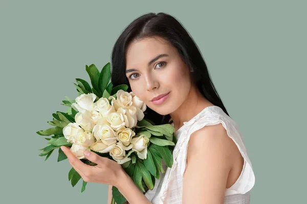 Красива Молода Жінка Букетом Троянд Кольоровому Фоні — стокове фото