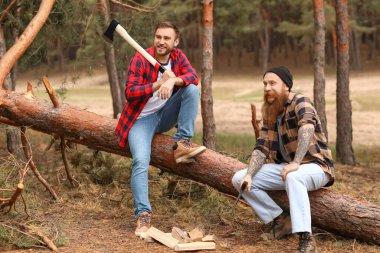 Ormandaki yakışıklı oduncuların portresi