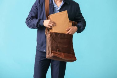 Renkli arka planda yakışıklı genç postacı