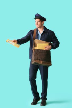 Renkli arka planda yakışıklı genç postacı