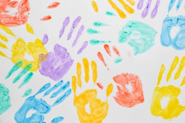 Beyaz arka planda renkli avuç içi izleri. Birlik kavramı