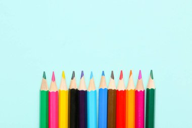 Mavi arka planda renkli kalemler. Birlik kavramı