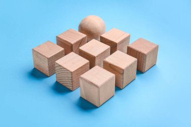 Renkli arka planda tahta küpler ve küre. Birlik kavramı