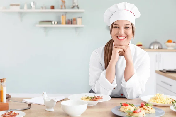 Retrato Chef Feminino Cozinha — Fotografia de Stock