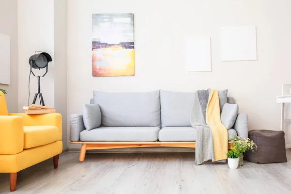 Interior Ruang Tamu Modern Dengan Sofa Yang Nyaman — Stok Foto