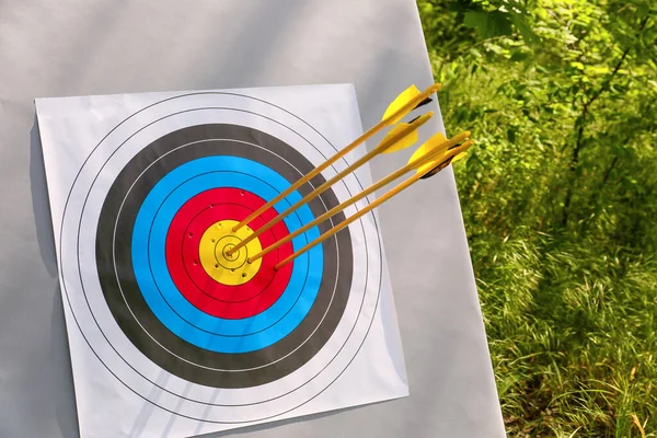 Okçuluk için ormanda oklar var.