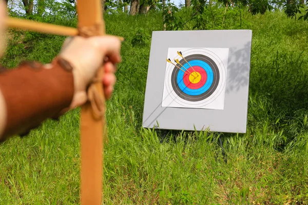 Ormanda okçuluk yapan kadın, yakın plan.