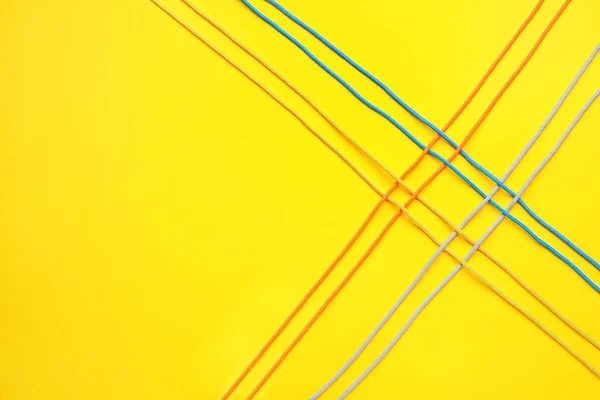 Renk Arkaplanındaki Iplikler Birlik Kavramı — Stok fotoğraf