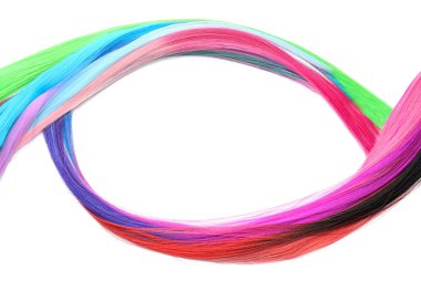 Beyaz arkaplanda renkli saç telleri