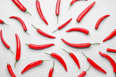 Beyaz arka planda sıcak kırmızı biber
