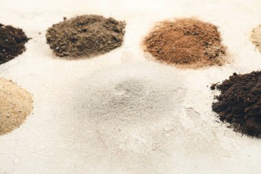 Işık arkaplanındaki farklı toprak türleri