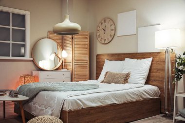 Parlayan lambaları olan şık bir yatak odası.