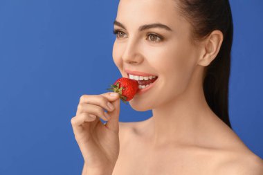 Renkli çilekli seksi genç kadın.