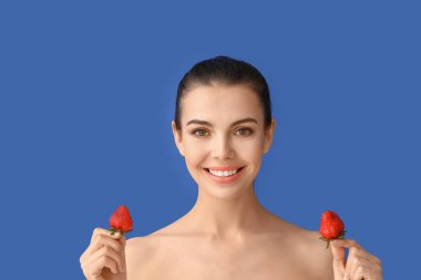 Renkli çilekli seksi genç kadın.