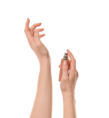 Beyaz arka planda parfümlü kadın elleri