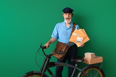 Renkli bisikleti olan yaşlı bir postacı.