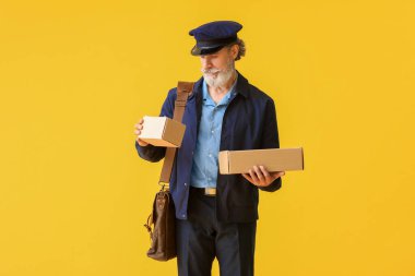 Renkli arka planda yakışıklı yaşlı postacı