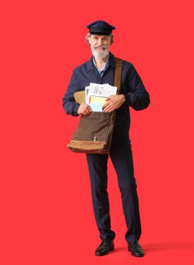 Renkli arka planda yakışıklı yaşlı postacı