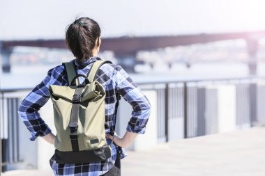 Nehir kenarında sırt çantalı bir kadın gezgin.