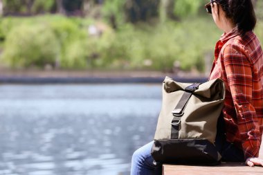 Nehir kenarında sırt çantalı bir kadın gezgin.