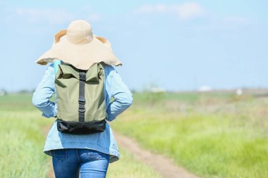 Kırsalda sırt çantalı bir gezgin.
