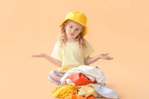Χαριτωμένο Κοριτσάκι Άπλυτα Στο Χρώμα Φόντο — Φωτογραφία Αρχείου