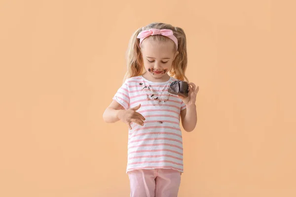 Κοριτσάκι Βρώμικα Ρούχα Που Τρώει Σοκολατένιο Κέικ Φόντο Χρώματος — Φωτογραφία Αρχείου