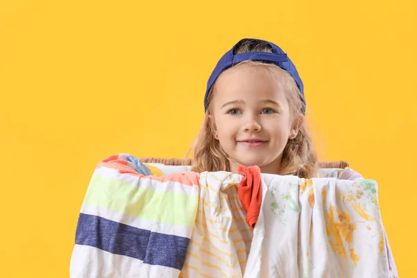 Χαριτωμένο Κοριτσάκι Στο Καλάθι Άπλυτα Στο Χρώμα Φόντο — Φωτογραφία Αρχείου