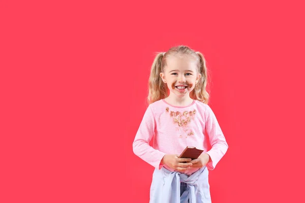 Κοριτσάκι Λεκέδες Σοκολάτας Στα Ρούχα Της Φόντο Χρώμα — Φωτογραφία Αρχείου