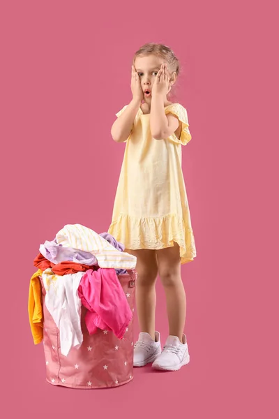 Little Girl Dirty Laundry Color Background — Stock Photo, Image