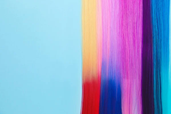 Brins Cheveux Colorés Sur Fond Couleur — Photo