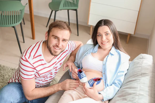 Schöne Schwangere Frau Mit Ihrem Mann Hause — Stockfoto