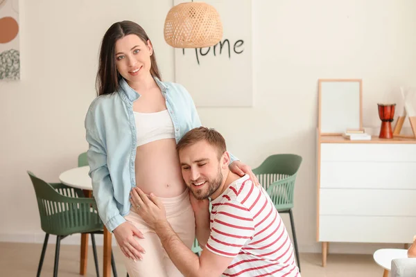 Beautiful Pregnant Woman Her Husband Home — Stock Photo, Image