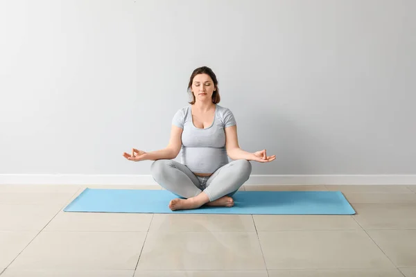 Young Pregnant Woman Practicing Yoga Light Wall — Stock Photo, Image