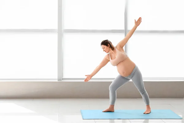 Mujer Embarazada Joven Practicando Yoga Gimnasio —  Fotos de Stock