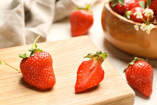 Süße Reife Erdbeere Auf Dem Tisch — Stockfoto