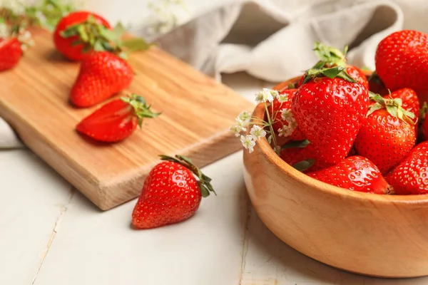 Schüssel Mit Reifen Erdbeeren Auf Dem Tisch — Stockfoto