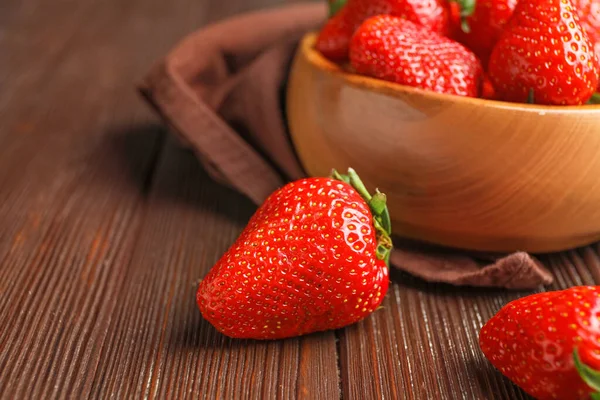 Schale Mit Reifen Erdbeeren Auf Holzgrund Nahaufnahme — Stockfoto