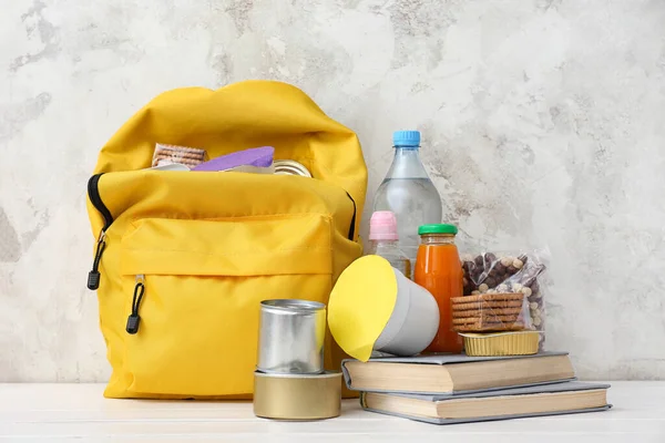 Schulranzen Mit Verschiedenen Produkten Auf Dem Tisch Konzept Des Rucksack — Stockfoto