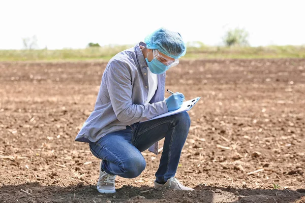 Cientista Que Estuda Amostras Solo Campo — Fotografia de Stock